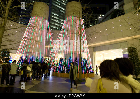 25. Dezember 2008 - Tokyo, Japan - japanische Menschen feiern Weihnachten in Tokyo Shiodome Viertel wo gibt es mehrere Weihnachtsbeleuchtung auf dem Display. (Kredit-Bild: © Christopher Jue/ZUMA Press) Stockfoto