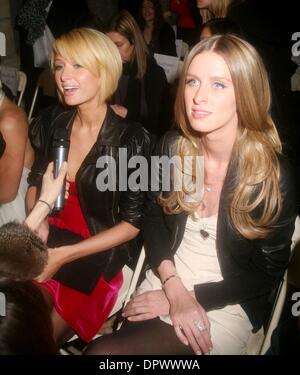 16. Februar 2009 - New York, New York, USA - prominenten PARIS HILTON und NICKY HILTON besuchen die Jill Stuart Fashion Show im Rahmen der Mercedes Benz Herbst 2009 Fashionweek im Bryant Park statt. (Bild Kredit: Nancy Kaszerman ©) Stockfoto