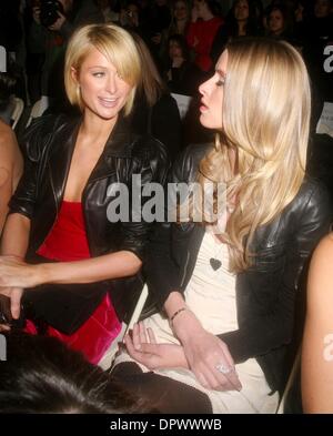 16. Februar 2009 - New York, New York, USA - prominenten PARIS HILTON und NICKY HILTON besuchen die Jill Stuart Fashion Show im Rahmen der Mercedes Benz Herbst 2009 Fashionweek im Bryant Park statt. (Bild Kredit: Nancy Kaszerman ©) Stockfoto