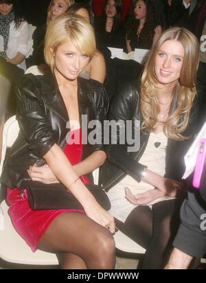 16. Februar 2009 - New York, New York, USA - prominenten PARIS HILTON und NICKY HILTON besuchen die Jill Stuart Fashion Show im Rahmen der Mercedes Benz Herbst 2009 Fashionweek im Bryant Park statt. (Bild Kredit: Nancy Kaszerman ©) Stockfoto