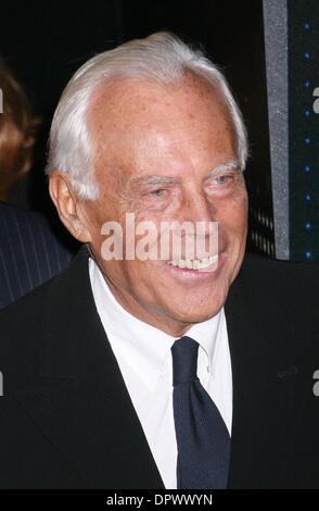 17. Februar 2009 - New York, New York, USA - Designer GIORGIO ARMANI im Ankunftsbereich für Armani 5th Avenue speichern öffnen. (Kredit-Bild: © Nancy Kaszerman/ZUMA Press) Stockfoto