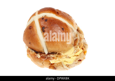 Gebutterte Hot Cross Bun isoliert gegen weiß Stockfoto