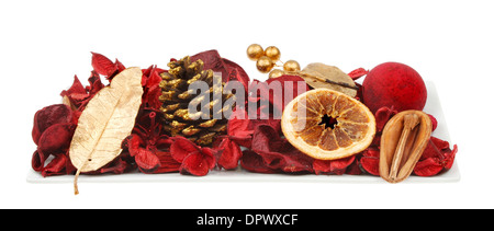 Weihnachten unter dem Motto Potpourri in eine rechteckige Schale isoliert gegen weiß Stockfoto