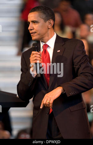 19. März 2009 - Los Angeles, Kalifornien, USA - bei seinem ersten Besuch der California, befasst sich mit Präsident BARACK OBAMA eine Bürgerversammlung im Lernzentrum Miguel Contreras. Präsident OBAMA suchte Unterstützung für seine Arbeit im banking Reform und Steuer Konjunkturprogramme des Staates Kalifornien gewidmet. (Kredit-Bild: © Renay Johnson/ZUMA Press) Stockfoto