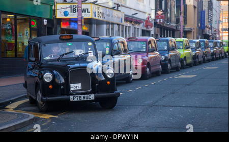 Hackney Cabs, Private Hire Fahrzeuge für Hire  Taxis im Stadtzentrum von Blackpool, Lancashire, UK Stockfoto