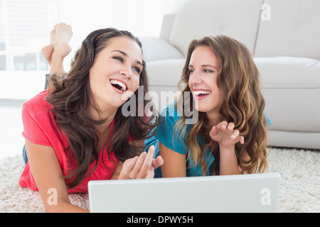 Zwei junge Freundinnen mit Laptop zu Hause Stockfoto