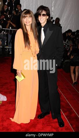 4. Mai 2009 - New York, New York, USA - Modell PAULINA PORIZKOVA und Sänger RIC OCASEK besuchen die Costume Institute Gala-Eröffnung des "The Model als Muse: verkörpern Mode" im Metropolitan Museum of Art statt. (Kredit-Bild: © Nancy Kaszerman/ZUMA Press) Stockfoto