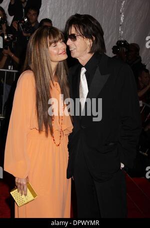 4. Mai 2009 - New York, New York, USA - Modell PAULINA PORIZKOVA und Sänger RIC OCASEK besuchen die Costume Institute Gala-Eröffnung des "The Model als Muse: verkörpern Mode" im Metropolitan Museum of Art statt. (Kredit-Bild: © Nancy Kaszerman/ZUMA Press) Stockfoto