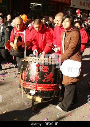 1. Februar 2009 - New York, New York, USA-Trommler marschieren entlang der Mott Street, während die Chinatown Lunar New Year Parade feiert das Jahr des Ochsen. (Kredit-Bild: © Nancy Kaszerman/ZUMA Press) Stockfoto