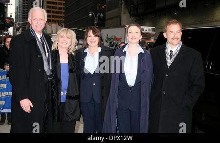 10. Februar 2009 - New York, New York, USA - Crew von US Airways 1549, Kapitän CHESLEY "SULLY" SULLENBERGER III statt Flugbegleiter DOREEN WELSH, SHELIA DAIL, DONNA DENT und ersten Offizier JEFFREY SKILES für ihren Auftritt in "The Late Show With David Letterman" ankommen in der Ed Sullivan Theater. (Kredit-Bild: © Nancy Kaszerman/ZUMA Press) Stockfoto