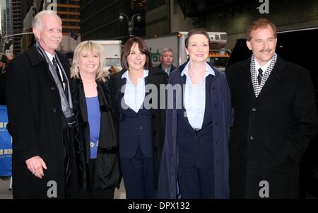 10. Februar 2009 - New York, New York, USA - Crew von US Airways 1549, Kapitän CHESLEY "SULLY" SULLENBERGER III statt Flugbegleiter DOREEN WELSH, SHELIA DAIL, DONNA DENT und ersten Offizier JEFFREY SKILES für ihren Auftritt in "The Late Show With David Letterman" ankommen in der Ed Sullivan Theater. (Kredit-Bild: © Nancy Kaszerman/ZUMA Press) Stockfoto