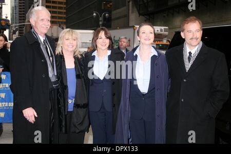 10. Februar 2009 - New York, New York, USA - Crew von US Airways 1549, Kapitän CHESLEY "SULLY" SULLENBERGER III statt Flugbegleiter DOREEN WELSH, SHELIA DAIL, DONNA DENT und ersten Offizier JEFFREY SKILES für ihren Auftritt in "The Late Show With David Letterman" ankommen in der Ed Sullivan Theater. (Kredit-Bild: © Nancy Kaszerman/ZUMA Press) Stockfoto