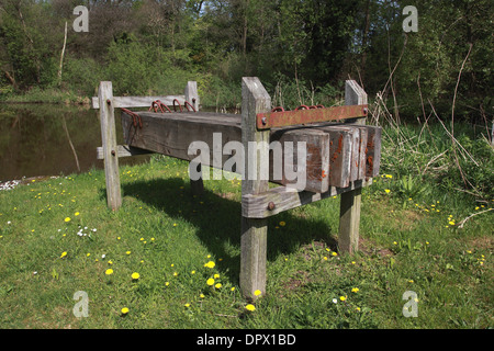 Dielen von Lock-11 auf dem Bosley Flug von Sperren auf der Macclesfield Kanal in der Nähe von Congleton, Cheshire zu stoppen Stockfoto