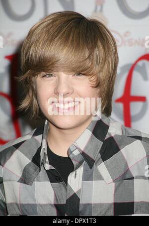6. März 2009 - New York, New York, USA - Schauspieler DYLAN SPROUSE aus der Besetzung von "The Suite auf Deck" besucht einen Instore-Auftritt auf der Welt von Disney Store auf der 5th Avenue. (Kredit-Bild: © Nancy Kaszerman/ZUMA Press) Stockfoto