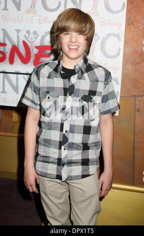6. März 2009 - New York, New York, USA - Schauspieler DYLAN SPROUSE aus der Besetzung von "The Suite auf Deck" besucht einen Instore-Auftritt auf der Welt von Disney Store auf der 5th Avenue. (Kredit-Bild: © Nancy Kaszerman/ZUMA Press) Stockfoto