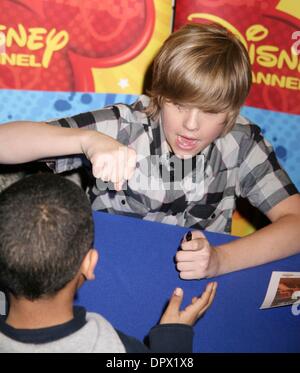 6. März 2009 - New York, New York, USA - Schauspieler DYLAN SPROUSE aus der Besetzung von "The Suite auf Deck" besucht einen Instore-Auftritt auf der Welt von Disney Store auf der 5th Avenue. (Kredit-Bild: © Nancy Kaszerman/ZUMA Press) Stockfoto