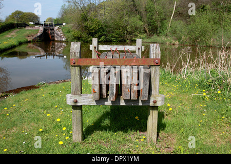 Dielen von Lock-11 auf dem Bosley Flug von Sperren auf der Macclesfield Kanal in der Nähe von Congleton zu stoppen Stockfoto