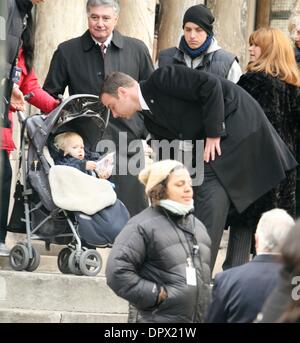 14. März 2009 statt - New York, New York, USA - Schauspieler LIEV SCHREIBER und seinem Sohn ALEXANDER SCHREIBER am Set von ihrem neuen Spionage-Thriller "Salt" in der Stadtmitte. (Kredit-Bild: © Nancy Kaszerman/ZUMA Press) Stockfoto