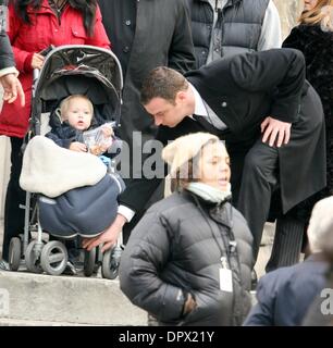 14. März 2009 statt - New York, New York, USA - Schauspieler LIEV SCHREIBER und seinem Sohn ALEXANDER SCHREIBER am Set von ihrem neuen Spionage-Thriller "Salt" in der Stadtmitte. (Kredit-Bild: © Nancy Kaszerman/ZUMA Press) Stockfoto