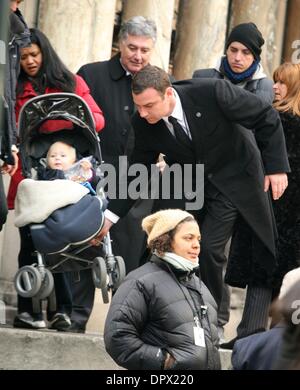 14. März 2009 statt - New York, New York, USA - Schauspieler LIEV SCHREIBER und seinem Sohn ALEXANDER SCHREIBER am Set von ihrem neuen Spionage-Thriller "Salt" in der Stadtmitte. (Kredit-Bild: © Nancy Kaszerman/ZUMA Press) Stockfoto