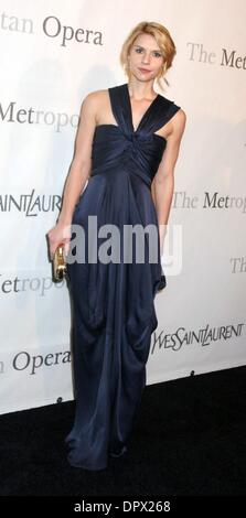 15. März 2009 - New York, New York, USA - Schauspielerin CLAIRE DANES kommt an die Metropolitan Opera 125. Jahrestag Jahreszeit und Placido Domingo 40. Jahrestag an MET im Lincoln Center. (Kredit-Bild: © Nancy Kaszerman/ZUMA Press) Stockfoto