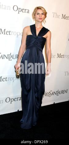 15. März 2009 - New York, New York, USA - Schauspielerin CLAIRE DANES kommt an die Metropolitan Opera 125. Jahrestag Jahreszeit und Placido Domingo 40. Jahrestag an MET im Lincoln Center. (Kredit-Bild: © Nancy Kaszerman/ZUMA Press) Stockfoto