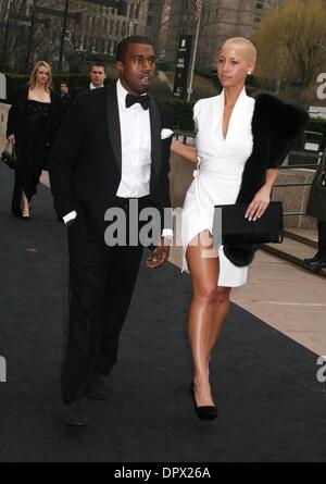 15. März 2009 - New York, New York, USA - Hip Hop Künstler KANYE WEST und AMBER ROSE kommen an die Metropolitan Opera 125. Jahrestag Jahreszeit und Placido Domingo 40. Jahrestag an MET im Lincoln Center. (Kredit-Bild: © Nancy Kaszerman/ZUMA Press) Stockfoto