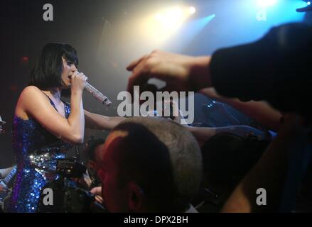 9. April 2009 führt - New York, New York, USA - Sängerin KATY PERRY auf der Party für Paper Magazine "12. jährliche Beautiful People" ausstellen, wo sie im Hiro Ballroom im Maritim Hotel statt geehrt, war. (Kredit-Bild: © Nancy Kaszerman/ZUMA Press) Stockfoto