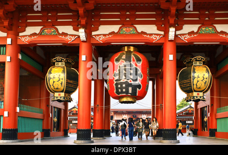 Riesige Laternen hängen in der Hōzōmon Tor am Sensoji Tempel in Asakusa, Tokio, Japan. Stockfoto