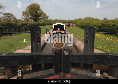 Ein Narrowboat Lock 4 des Fluges Bosley Schleusen auf dem Kanal von Macclesfield, Cheshire Stockfoto