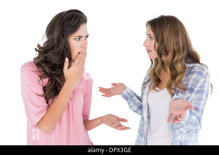 Wütende junge Freundinnen haben ein argument Stockfoto