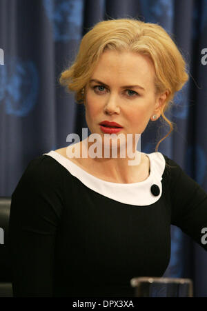 25. November 2008 - verkündet New York, NY, USA - Schauspielerin NICOLE KIDMAN, UNIFEM Sonderbotschafterin die Ergebnisse der UNIFEMs "Sag Nein zu Gewalt gegen Frauen" auf einer Pressekonferenz in Raum 226 bei den Vereinten Nationen. (Kredit-Bild: © Nancy Kaszerman/ZUMA Press) Stockfoto
