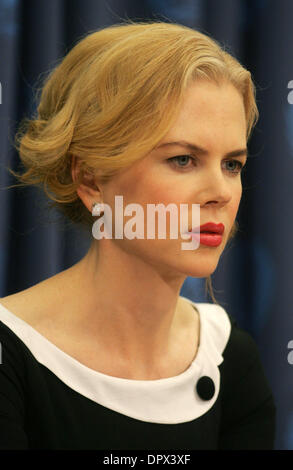 25. November 2008 - verkündet New York, NY, USA - Schauspielerin NICOLE KIDMAN, UNIFEM Sonderbotschafterin die Ergebnisse der UNIFEMs "Sag Nein zu Gewalt gegen Frauen" auf einer Pressekonferenz in Raum 226 bei den Vereinten Nationen. (Kredit-Bild: © Nancy Kaszerman/ZUMA Press) Stockfoto