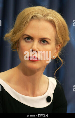 25. November 2008 - verkündet New York, NY, USA - Schauspielerin NICOLE KIDMAN, UNIFEM Sonderbotschafterin die Ergebnisse der UNIFEMs "Sag Nein zu Gewalt gegen Frauen" auf einer Pressekonferenz in Raum 226 bei den Vereinten Nationen. (Kredit-Bild: © Nancy Kaszerman/ZUMA Press) Stockfoto