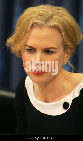 25. November 2008 - verkündet New York, NY, USA - Schauspielerin NICOLE KIDMAN, UNIFEM Sonderbotschafterin die Ergebnisse der UNIFEMs "Sag Nein zu Gewalt gegen Frauen" auf einer Pressekonferenz in Raum 226 bei den Vereinten Nationen. (Kredit-Bild: © Nancy Kaszerman/ZUMA Press) Stockfoto