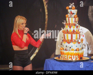 2. Dezember 2008 schaut - New York, NY, USA - Sängerin BRITNEY SPEARS auf ihrem Geburtstag Kuchen ihren 27. Geburtstag bei ihrem Auftritt bei "Good Morning America" in der Big Apple Circus vorgestellte im Lincoln Center statt. (Kredit-Bild: © Nancy Kaszerman/ZUMA Press) Stockfoto