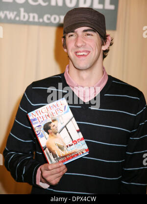 9. Dezember 2008 - New York, NY, USA - Olympia-Gold-Gewinner MICHAEL PHELPS fördert sein neue Buch "No Limits: der Wille zum Erfolg" bei Barnes &amp; Noble 5th Avenue. (Kredit-Bild: © Nancy Kaszerman/ZUMA Press) Stockfoto