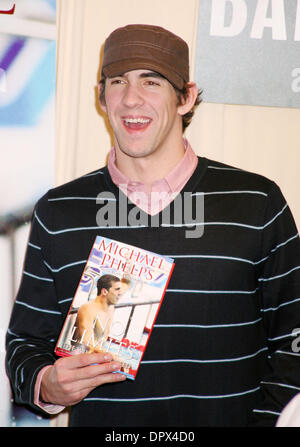 9. Dezember 2008 - New York, NY, USA - Olympia-Gold-Gewinner MICHAEL PHELPS fördert sein neue Buch "No Limits: der Wille zum Erfolg" bei Barnes &amp; Noble 5th Avenue. (Kredit-Bild: © Nancy Kaszerman/ZUMA Press) Stockfoto