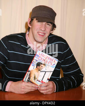 9. Dezember 2008 - New York, NY, USA - Olympia-Gold-Gewinner MICHAEL PHELPS fördert sein neue Buch "No Limits: der Wille zum Erfolg" bei Barnes &amp; Noble 5th Avenue. (Kredit-Bild: © Nancy Kaszerman/ZUMA Press) Stockfoto