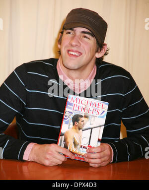 9. Dezember 2008 - New York, NY, USA - Olympia-Gold-Gewinner MICHAEL PHELPS fördert sein neue Buch "No Limits: der Wille zum Erfolg" bei Barnes &amp; Noble 5th Avenue. (Kredit-Bild: © Nancy Kaszerman/ZUMA Press) Stockfoto