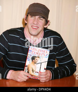 9. Dezember 2008 - New York, NY, USA - Olympia-Gold-Gewinner MICHAEL PHELPS fördert sein neue Buch "No Limits: der Wille zum Erfolg" bei Barnes &amp; Noble 5th Avenue. (Kredit-Bild: © Nancy Kaszerman/ZUMA Press) Stockfoto