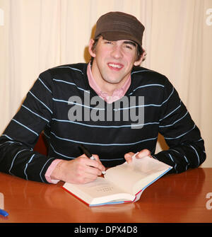 9. Dezember 2008 - New York, NY, USA - Olympia-Gold-Gewinner MICHAEL PHELPS fördert sein neue Buch "No Limits: der Wille zum Erfolg" bei Barnes &amp; Noble 5th Avenue. (Kredit-Bild: © Nancy Kaszerman/ZUMA Press) Stockfoto