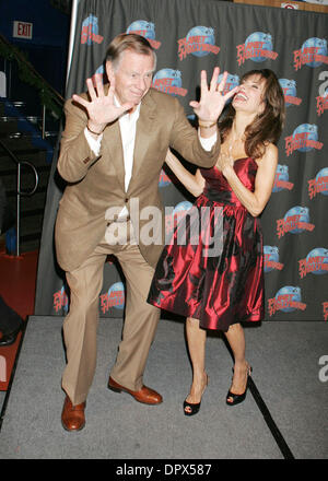 18. Dezember 2008 - New York, NY, USA - Kandidat auf "Dancing with the Stars" und Star des "All My Children" Schauspielerin SUSAN LUCCI und ihr Ehemann HELMUT HUBER besuchen eine Handprinting-Zeremonie im Planet Hollywood Times Square. (Kredit-Bild: © Nancy Kaszerman/ZUMA Press) Stockfoto