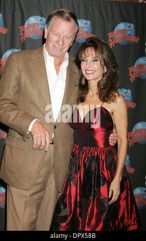 18. Dezember 2008 - New York, NY, USA - Kandidat auf "Dancing with the Stars" und Star des "All My Children" Schauspielerin SUSAN LUCCI und ihr Ehemann HELMUT HUBER besuchen eine Handprinting-Zeremonie im Planet Hollywood Times Square. (Kredit-Bild: © Nancy Kaszerman/ZUMA Press) Stockfoto