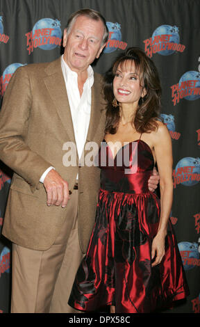 18. Dezember 2008 - New York, NY, USA - Kandidat auf "Dancing with the Stars" und Star des "All My Children" Schauspielerin SUSAN LUCCI und ihr Ehemann HELMUT HUBER besuchen eine Handprinting-Zeremonie im Planet Hollywood Times Square. (Kredit-Bild: © Nancy Kaszerman/ZUMA Press) Stockfoto