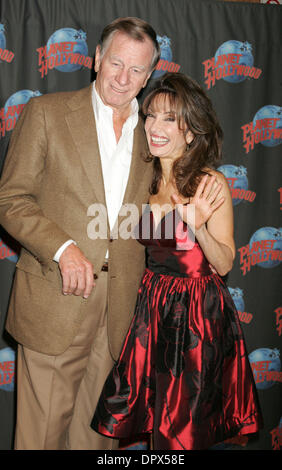 18. Dezember 2008 - New York, NY, USA - Kandidat auf "Dancing with the Stars" und Star des "All My Children" Schauspielerin SUSAN LUCCI und ihr Ehemann HELMUT HUBER besuchen eine Handprinting-Zeremonie im Planet Hollywood Times Square. (Kredit-Bild: © Nancy Kaszerman/ZUMA Press) Stockfoto