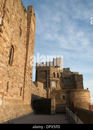 Blick entlang der Westflanke des The Keep mit Blick auf des Königs Hall Bamburgh Castle Northumberland England UK Stockfoto