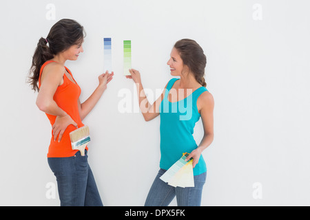 Seitenansicht der beiden Freundinnen Farbe auswählen Stockfoto