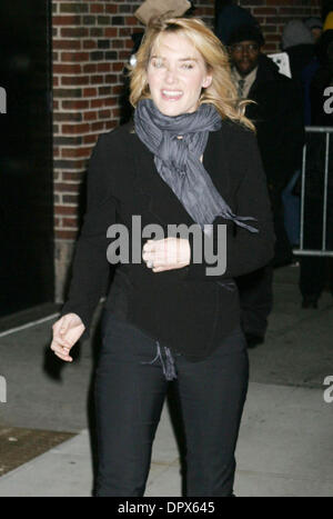 8. Januar 2008 statt - New York, NY, USA - Schauspielerin KATE WINSLET posiert für Fotos bei ihrem Auftritt in "The Late Show With David Letterman" in der Ed Sullivan Theater. (Kredit-Bild: © Nancy Kaszerman/ZUMA Press) Stockfoto