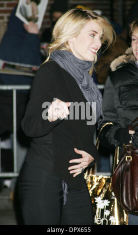 8. Januar 2008 statt - New York, NY, USA - Schauspielerin KATE WINSLET posiert für Fotos bei ihrem Auftritt in "The Late Show With David Letterman" in der Ed Sullivan Theater. (Kredit-Bild: © Nancy Kaszerman/ZUMA Press) Stockfoto